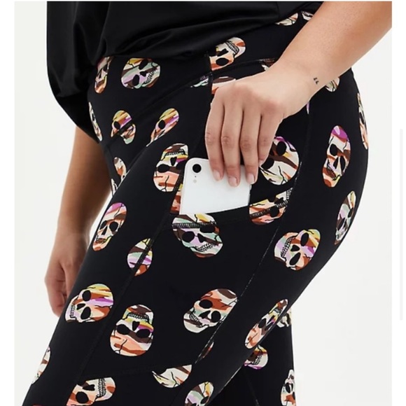 NWT Torrid Black Camo Skull Wicking Active Legging 3 - Picture 2 of 3
